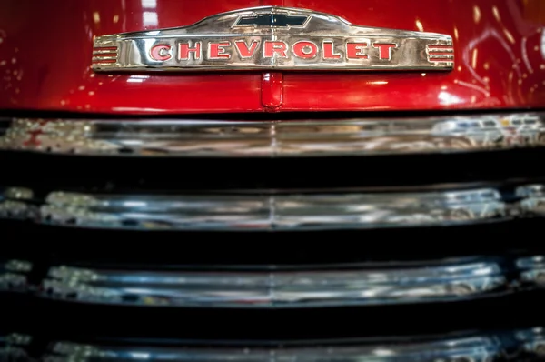 Radiator grille of red vintage Chevrolet — Stock Photo, Image