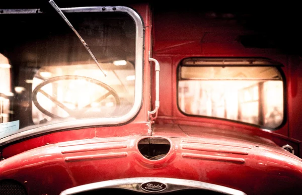 Vintage rode dubbeldekker bus — Stockfoto