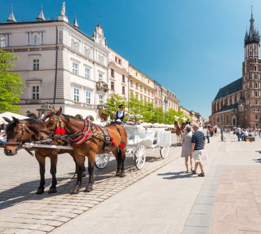 Turistler Krakow ana pazar meydanında