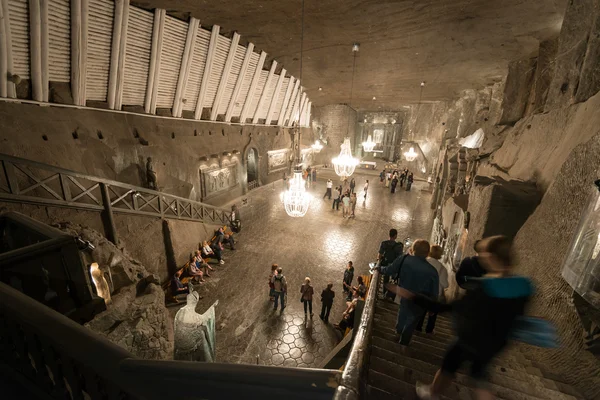 Touristes visitant la mine de sel de Wieliczka — Photo
