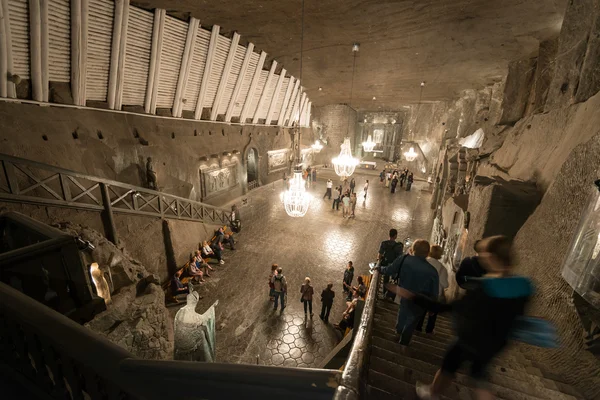 Turystów odwiedzających Kopalnia Soli w Wieliczce — Zdjęcie stockowe