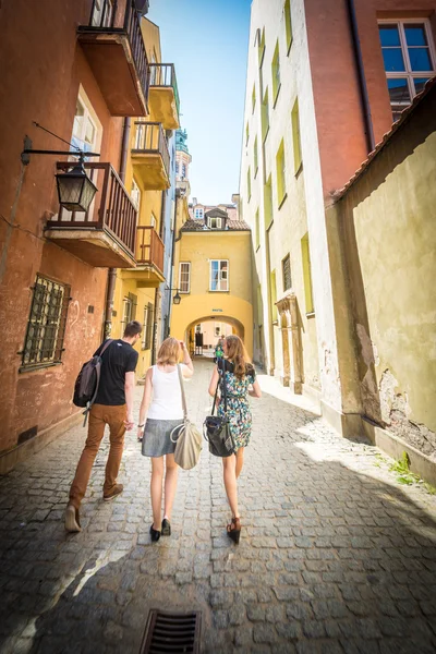 Mensen op smalle geplaveide straat — Stockfoto