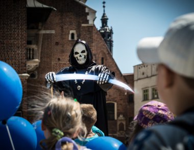 Performans izlerken Balonlu çocuk