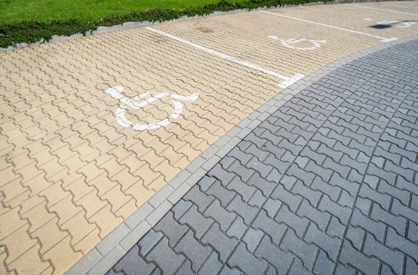 Espaço de estacionamento para deficientes — Fotografia de Stock