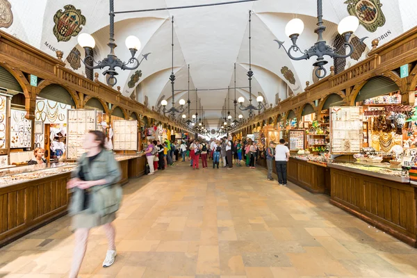 Turistas visitando el mercado — Foto de Stock