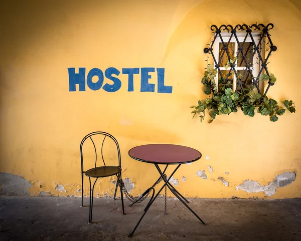 Hostel işareti ile renkli bina — Stok fotoğraf
