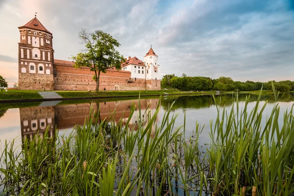 Reflexão do castelo de Mir na água — Fotografia de Stock