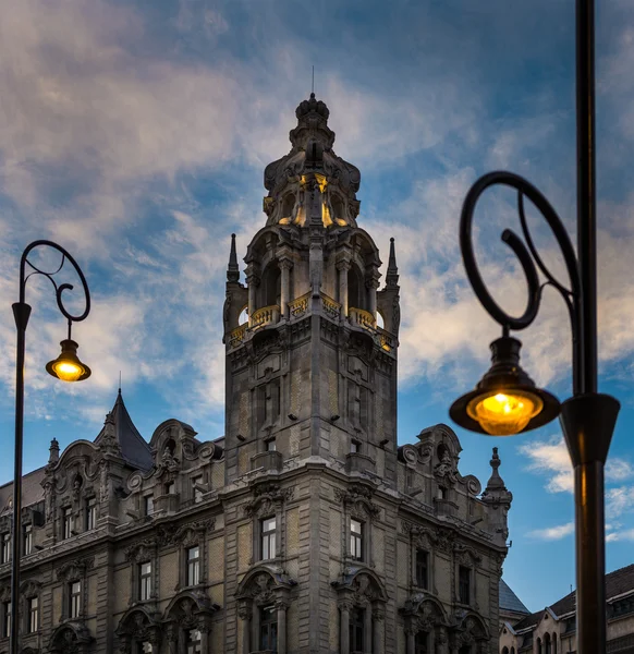 Pouliční lampy a budování při západu slunce v Budapešti. — Stock fotografie