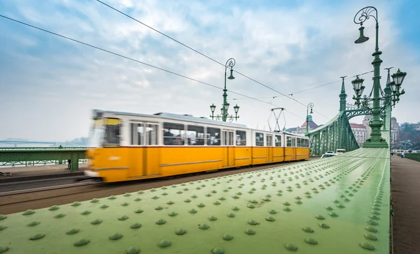 Tram giallo che attraversa il ponte Liberty — Foto Stock