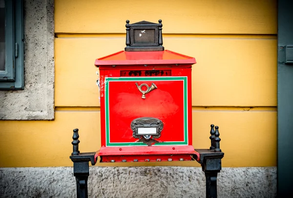 Gamla postbox på gatan i Budapest. — Stockfoto