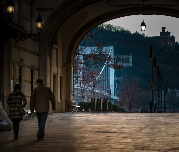 Persone che camminano attraverso arco a Budapest . — Foto Stock