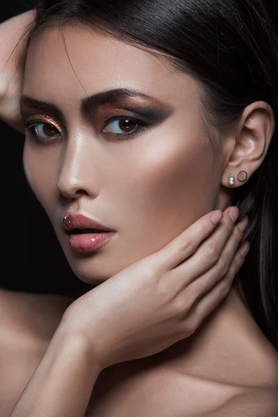 Портрет азиатской модели с сияющим макияжем на вечере моды — стоковое фото