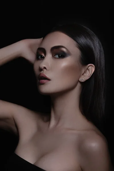 Gros plan portrait de asiatique modèle avec mode soirée brillant maquillage — Photo