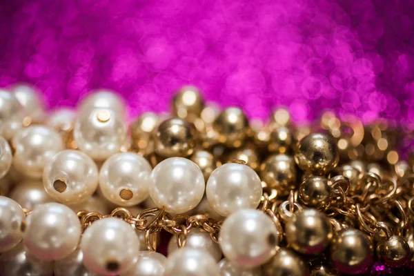 Fond de bijoux avec perles blanches et dorées — Photo