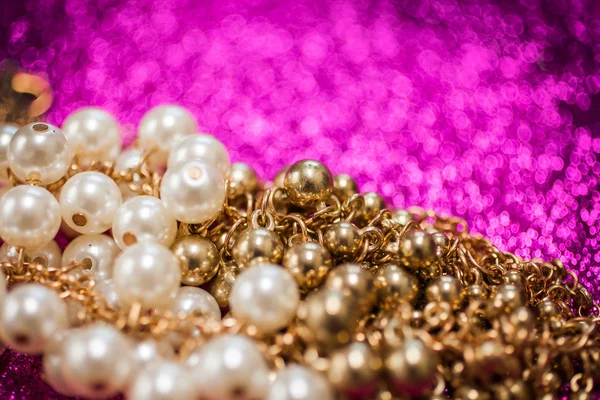 珠宝背景与白色和金黄珍珠 — 图库照片