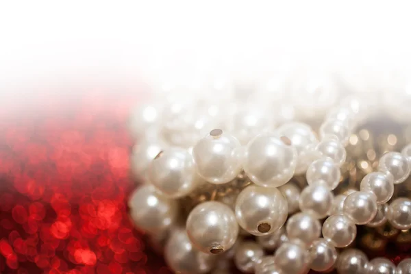 Bijoux fond avec des perles blanches sur une paillettes rouges — Photo