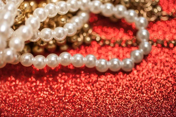 Fundo de jóias com pérolas brancas em um brilho vermelho — Fotografia de Stock