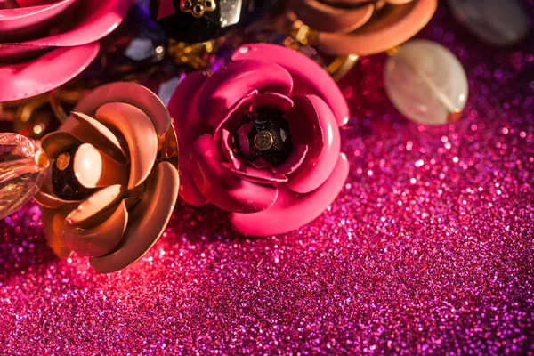 Jewelry background with luxury flowers on pink glitter — Stock Photo, Image