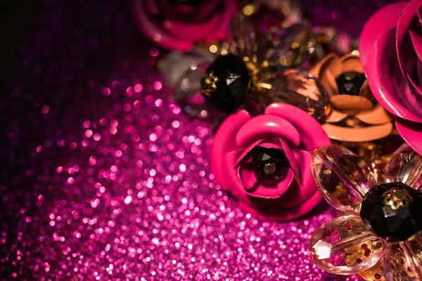 Jewelry background with luxury flowers on pink glitter — Stock Photo, Image