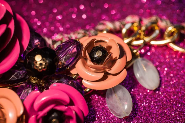 Sieraden achtergrond met luxe bloemen op roze glitter — Stockfoto