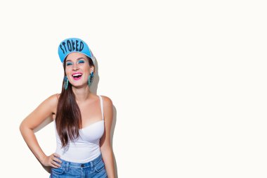 Bir parlak yaz kıyafeti çığlık içinde genç kız