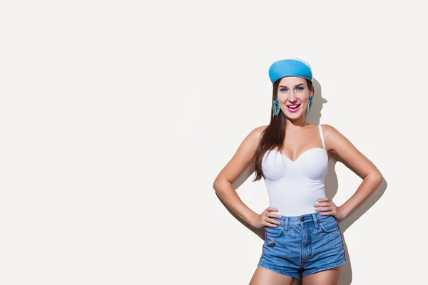 Junge lustige Mädchen in einem hellen Sommer-Outfit lächelnd — Stockfoto