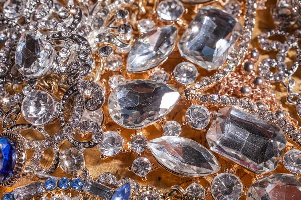 Primo piano di lusso gioielli d'oro e d'argento — Foto Stock