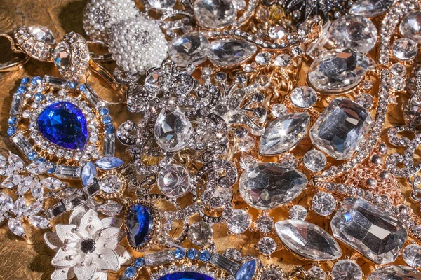 Gros plan de bijoux de luxe dorés et argentés — Photo