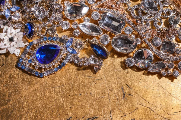 Gros plan de bijoux précieux de luxe sur fond doré — Photo