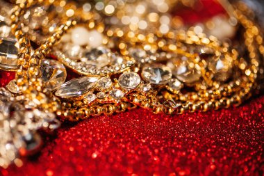 Kırmızı parlak parlak zemin üzerine altın ve gümüş takı