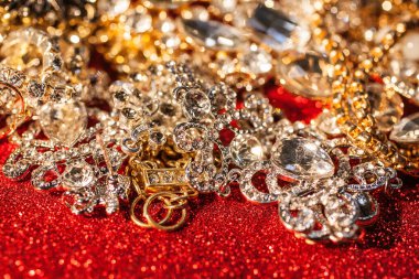 Kırmızı parlak parlak zemin üzerine altın ve gümüş takı