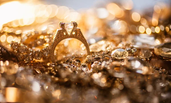 Háttérben a drága arany és ezüst luxus ékszerek. — Stock Fotó