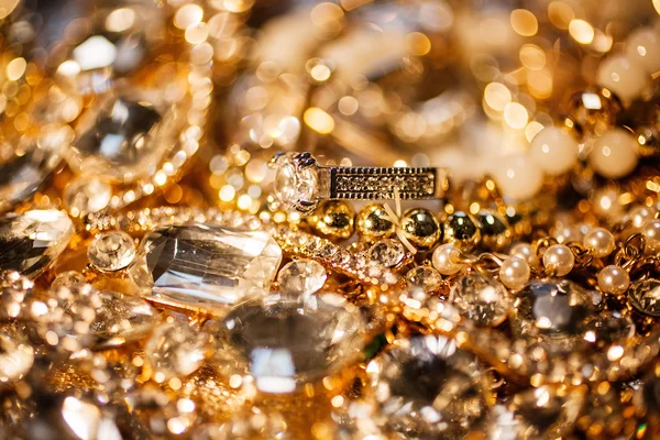 Hintergrund aus kostbarem Gold- und Silberschmuck. — Stockfoto