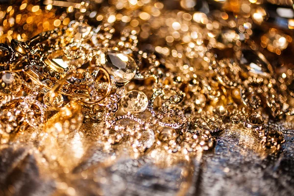 Hintergrund aus kostbarem Gold- und Silberschmuck. — Stockfoto