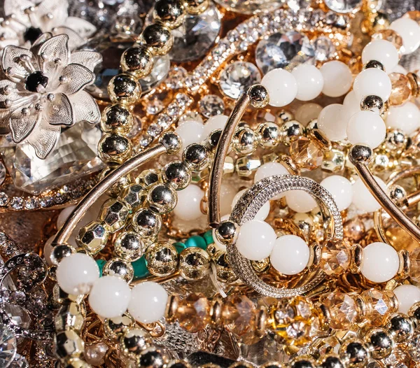 Achtergrond van kostbare luxe van gouden en zilveren sieraden. — Stockfoto