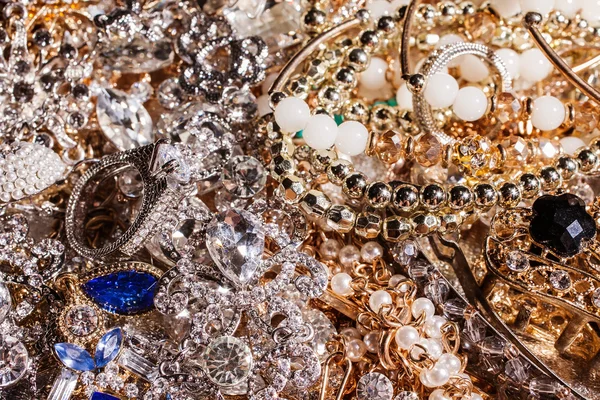 Sfondo di preziosi gioielli di lusso in oro e argento . — Foto Stock