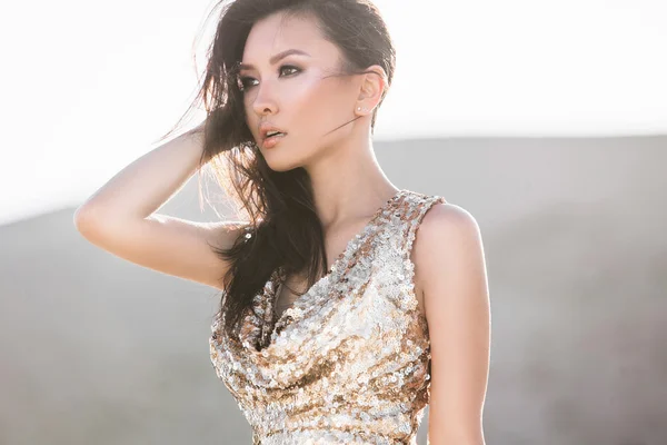 Bella donna asiatica nella moda di lusso abito lucido nel deserto — Foto Stock