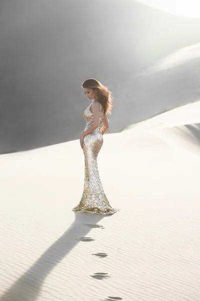 Красивая азиатская модель в моде роскошное платье в пустыне — стоковое фото