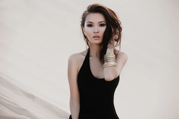 สวย เซ็กซี่ เอเชีย ผู้หญิง นางแบบ โพสใน ทะเลทราย — ภาพถ่ายสต็อก