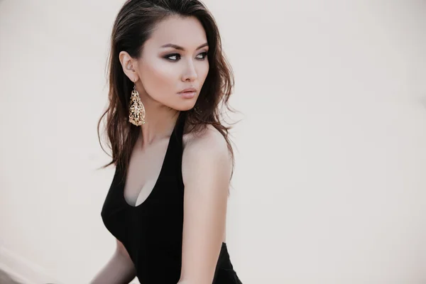 Çölde güzel seksi Asyalı kadın portresi