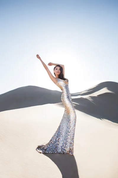 Bella asiatica modello femminile in abito lucido di lusso nel deserto — Foto Stock