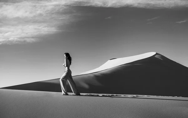 Красивая сексуальная азиатка в пустыне. Черно-белое фото — стоковое фото