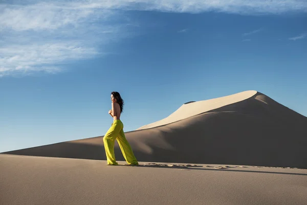 Профессиональная фотосессия красивой сексуальной азиатской женщины в пустыне — стоковое фото