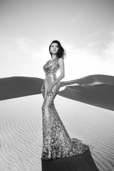 Bella donna asiatica sexy nel deserto. Foto in bianco e nero — Foto Stock