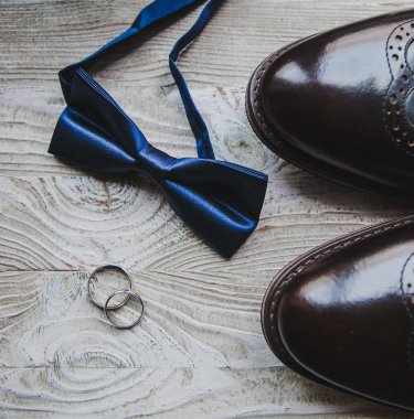 Düğün detayları, yüzük, damatlar papyon ve ayakkabı kapat