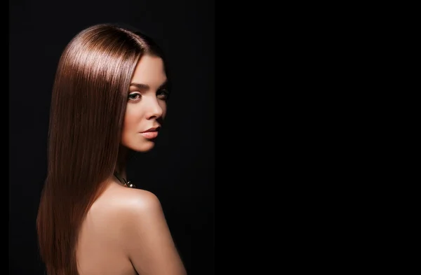 Skönhet kvinna med mycket länge frisk och glänsande smidig brunt hår. Modell brunett tjej porträtt. — Stockfoto