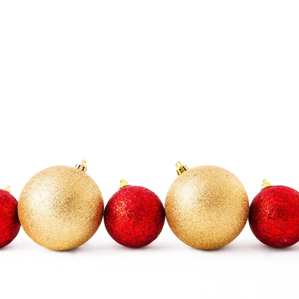 Palle di Natale isolate su uno sfondo bianco. — Foto Stock