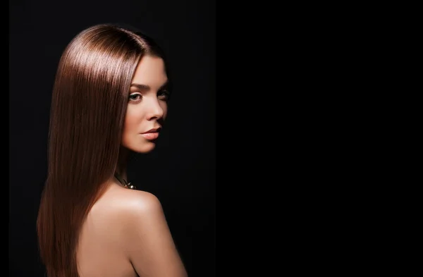 Mujer de belleza con cabello castaño liso muy largo, sano y brillante. Modelo morena chica retrato . —  Fotos de Stock