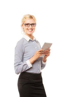 iş, internet ve teknoloji kavramı - tablet bilgisayara bakan gülümseyen kadın