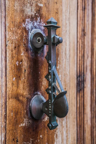 Velho batedor de ferro em uma velha porta de metal — Fotografia de Stock